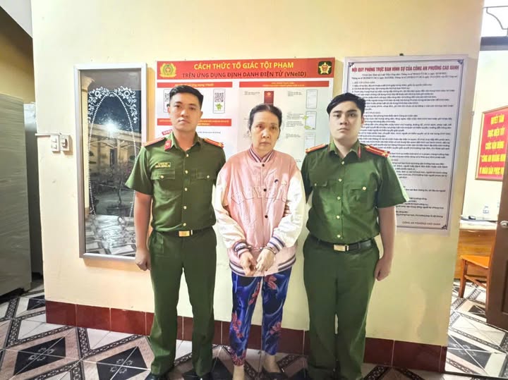 Nguyễn Thị Sâm tại cơ quan công an (Ảnh: Công an phường Cao Xanh).