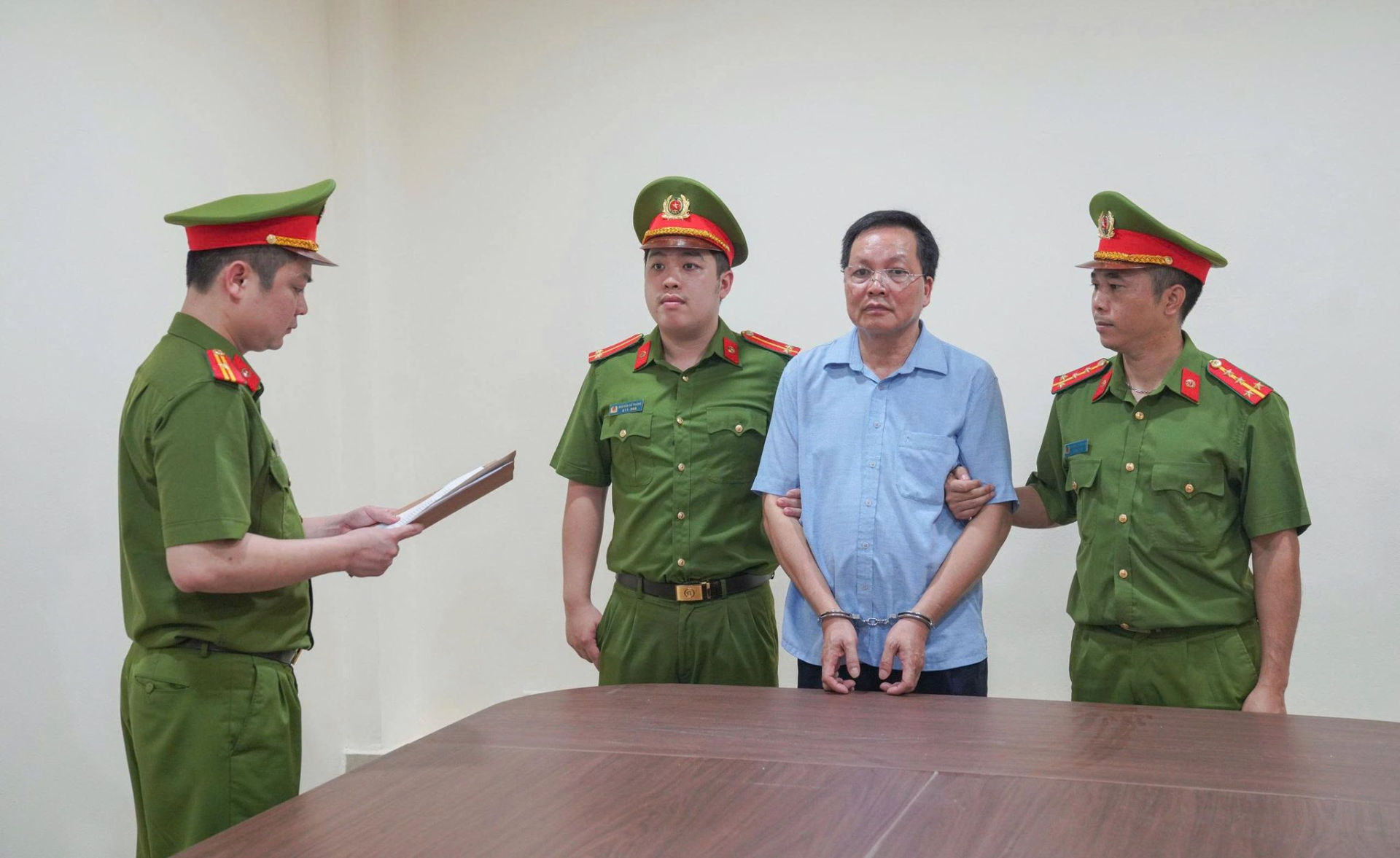 Cơ quan CSĐT Công an tỉnh Phú Thọ ra quyết định khởi tố bị can và lệnh bắt bị can để tạm giam đối với Vũ Doanh Nam - Giám đốc Trung tâm trợ giúp xã hội tỉnh Phú Thọ (Ảnh: Công an Phú Thọ).