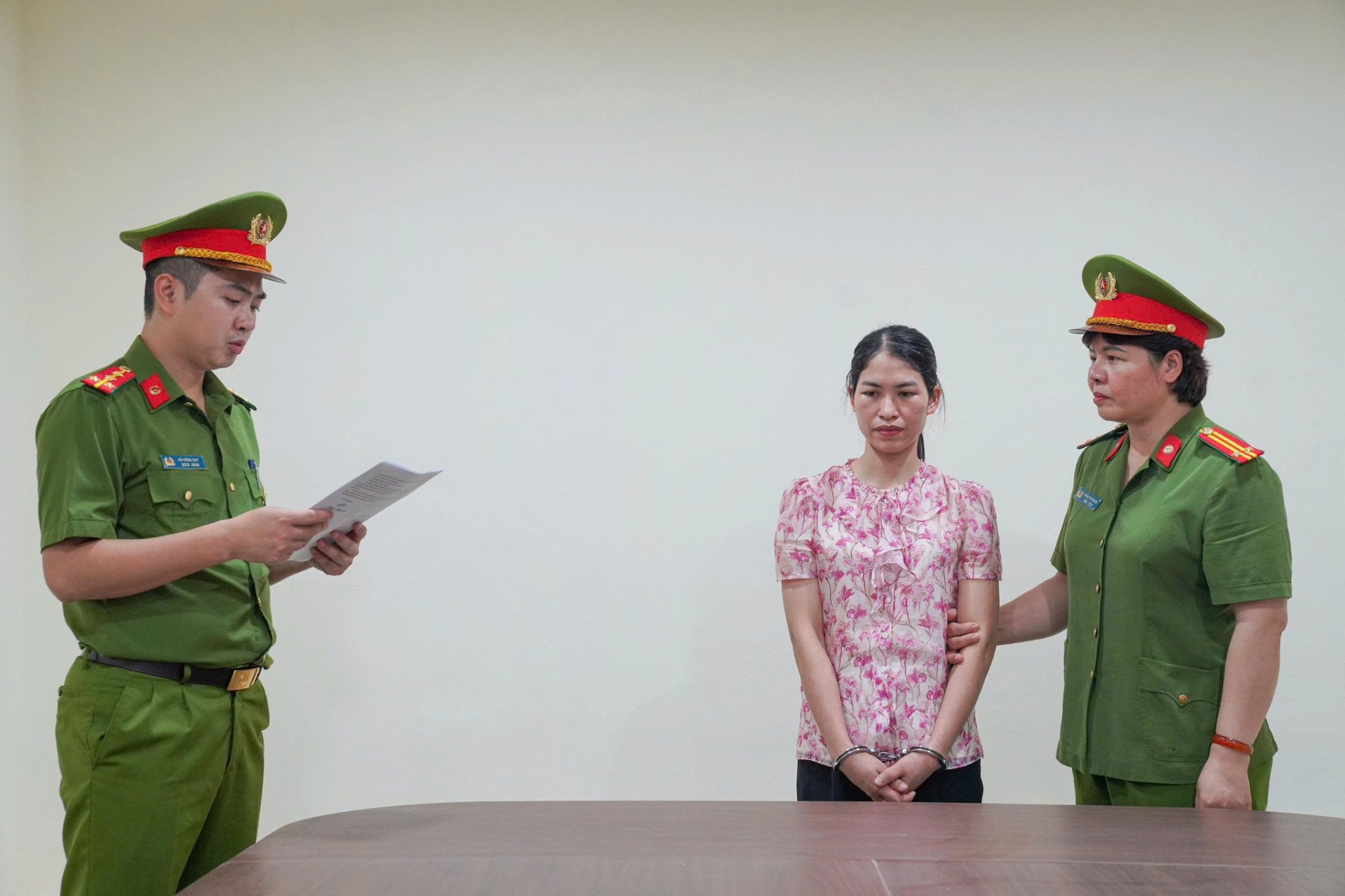 ơ quan CSĐT Công an tỉnh Phú Thọ ra quyết định khởi tố bị can và lệnh bắt bị can để tạm giam đối với Phùng Thị Thùy Linh - Kế toán Trung tâm trợ giúp xã hội tỉnh Phú Thọ  (Ảnh: Công an Phú Thọ).