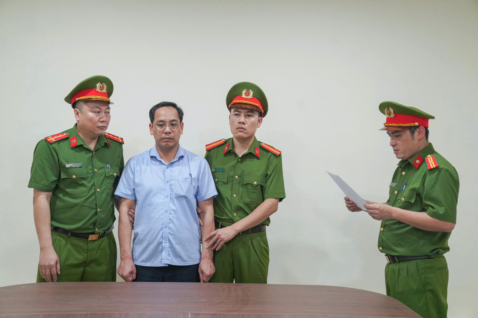 Cơ quan CSĐT Công an tỉnh Phú Thọ ra quyết định khởi tố bị can và lệnh bắt bị can để tạm giam đối với Hoàng Thị Xuân Hòa - Kế toán Trường Phổ thông dân tộc nội trú THCS và THPT Yên Lập (Ảnh: Công an Phú Thọ).