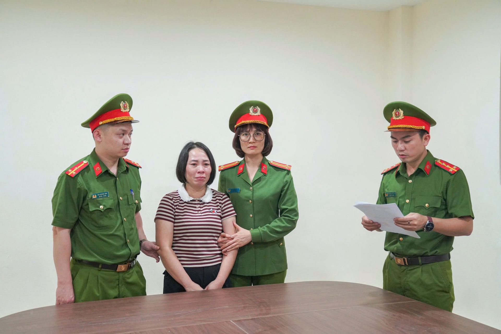 Cơ quan CSĐT Công an tỉnh Phú Thọ ra quyết định khởi tố bị can và lệnh bắt bị can để tạm giam đối với Hoàng Thị Xuân Hòa - Kế toán Trường Phổ thông dân tộc nội trú THCS và THPT Yên Lập (Ảnh: Công an Phú Thọ).