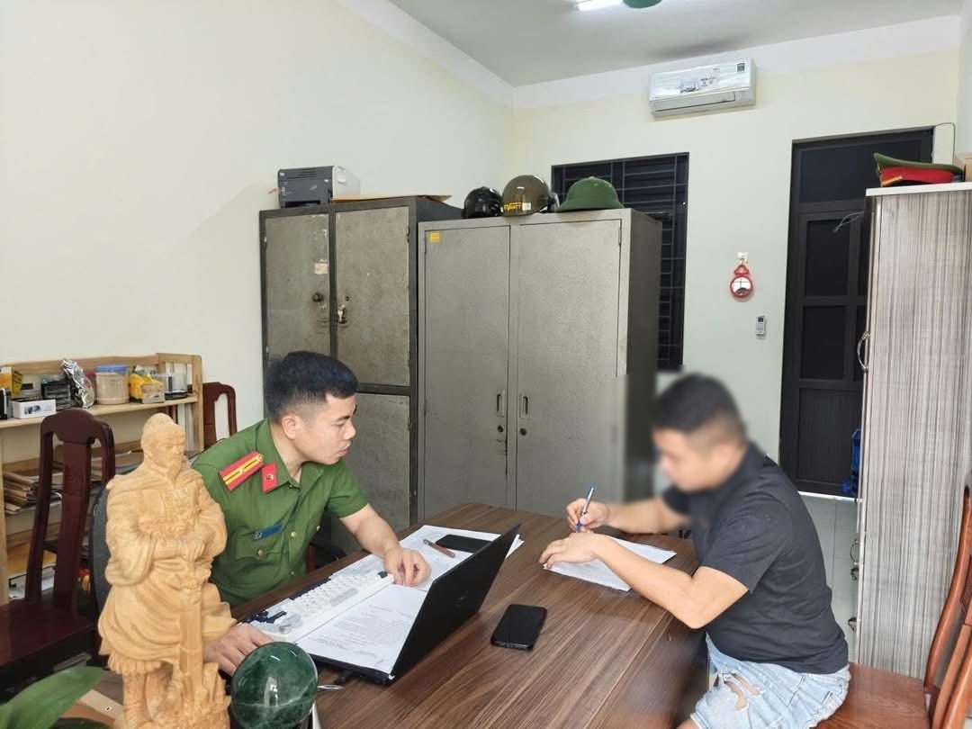 Công an làm việc với bố cháu H. Ảnh: Công an Bắc Ninh.