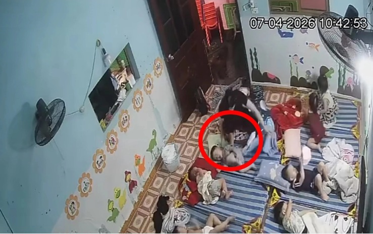 Hành vi khiến dư luận bức xúc. (Ảnh cắt từ clip)