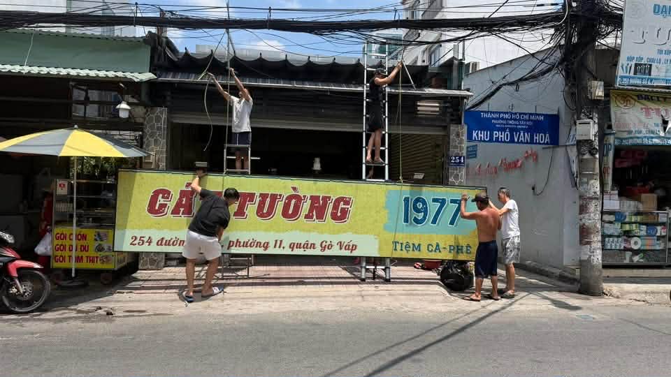 Tháo dỡ biển quán cà phê 25 nghìn một ly ở Gò Vấp của nữ NSƯT nổi đình đám miền Nam một thời