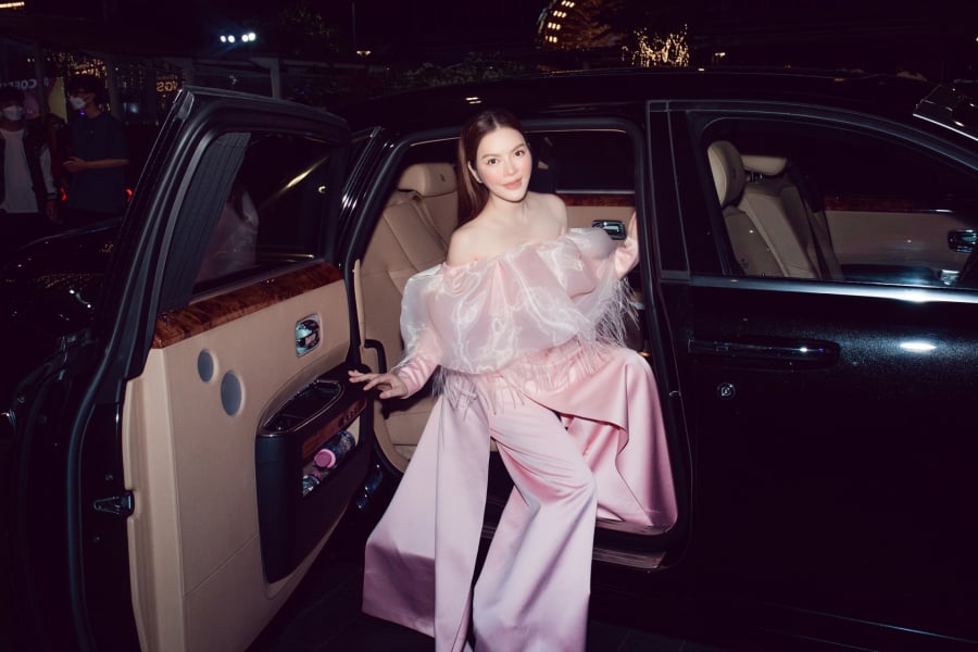 Cô tập trung phát triển kinh doanh và tận hưởng cuộc sống theo cách riêng