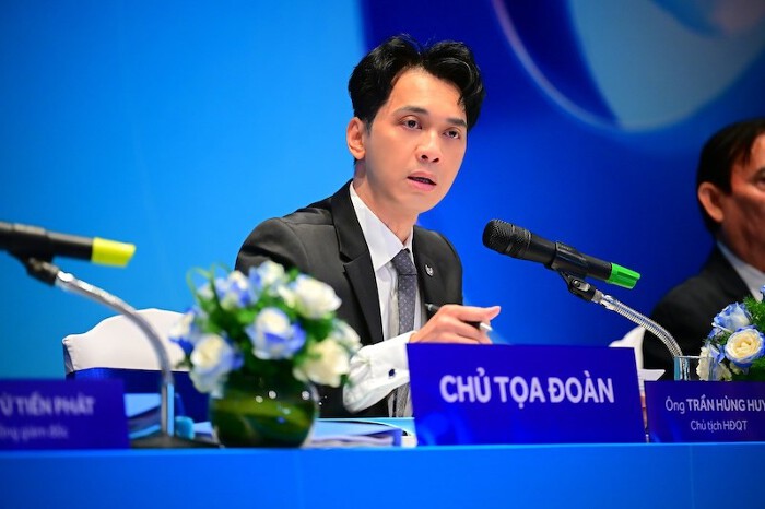 Chủ tịch HĐQT ACB Trần Hùng Huy trả lời câu hỏi của cổ đông tại phiên thảo luận. Ảnh: ACB