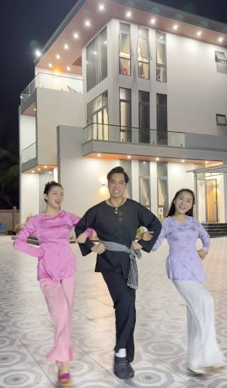 Nam ca sĩ còn nhảy múa cùng hai học trò.