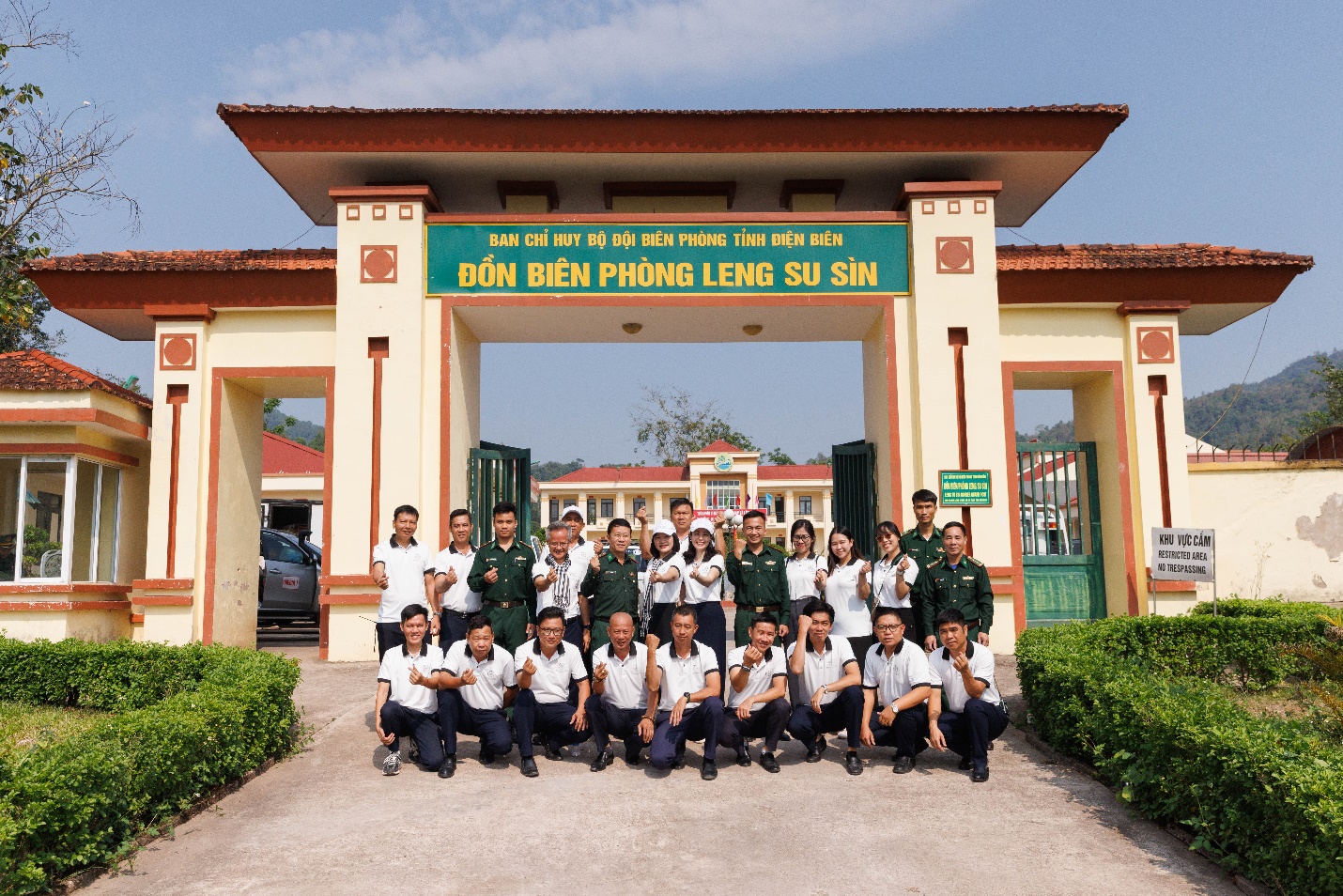   Hành trình Từ Trái Tim đến thăm và trao tặng sách cùng những phần quà thiết thực cho Đồn Biên Phòng Leng Su Sìn  