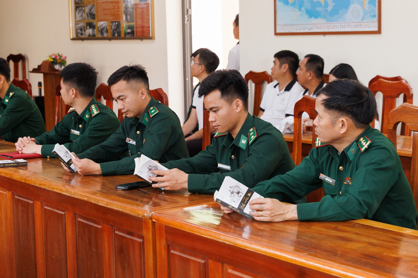 Giữa vùng biên Leng Su Sìn khắc nghiệt, những cuốn sách không chỉ để đọc, mà trở thành hành trang để người lính cùng bà con thay đổi cách nghĩ, cách làm và cải thiện cuộc sống