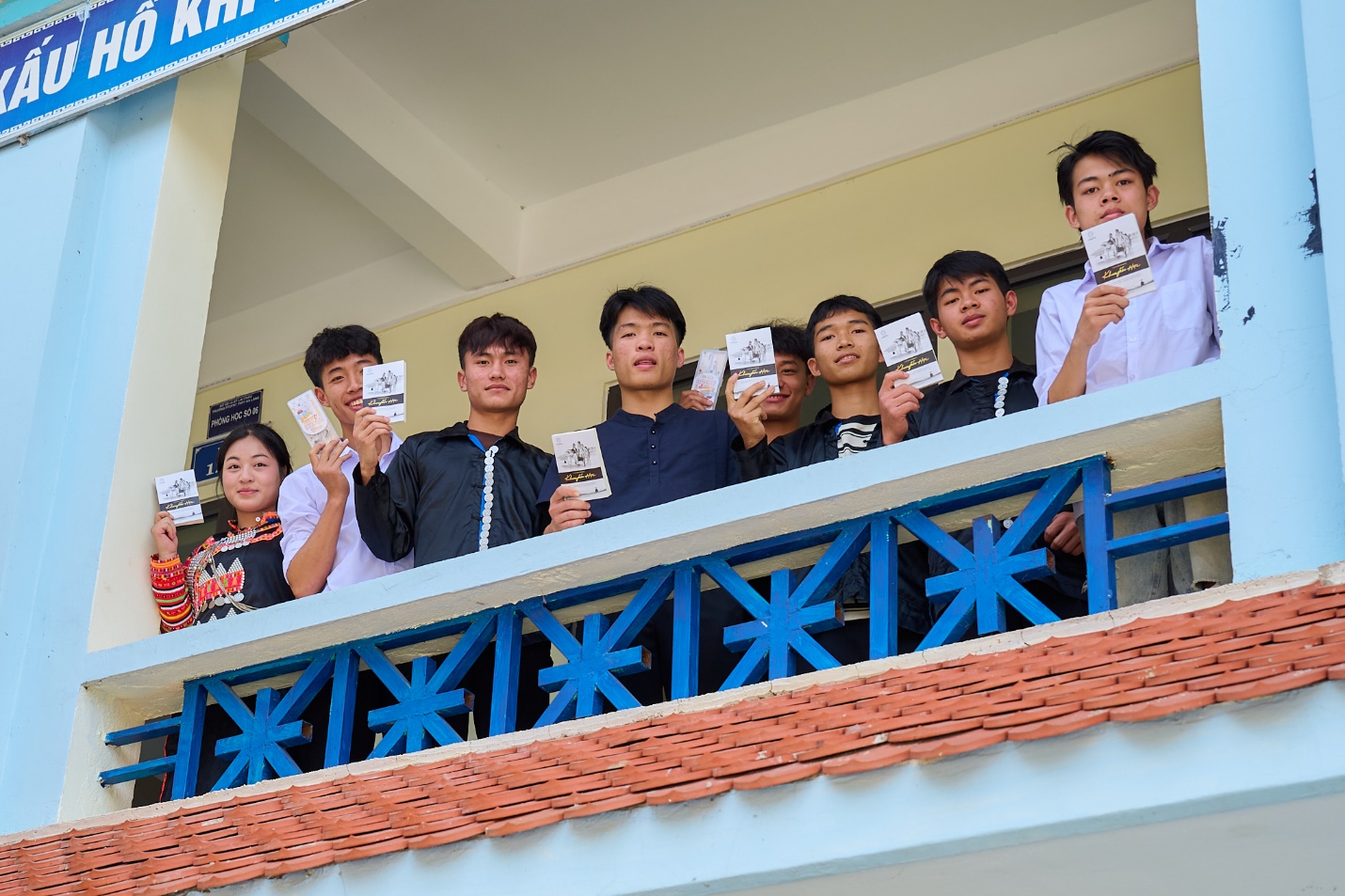 Học sinh Trường THPT DTNT Ka Lăng hào hứng và trân trọng những cuốn sách quý được Hành trình Từ Trái Tim trao tặng