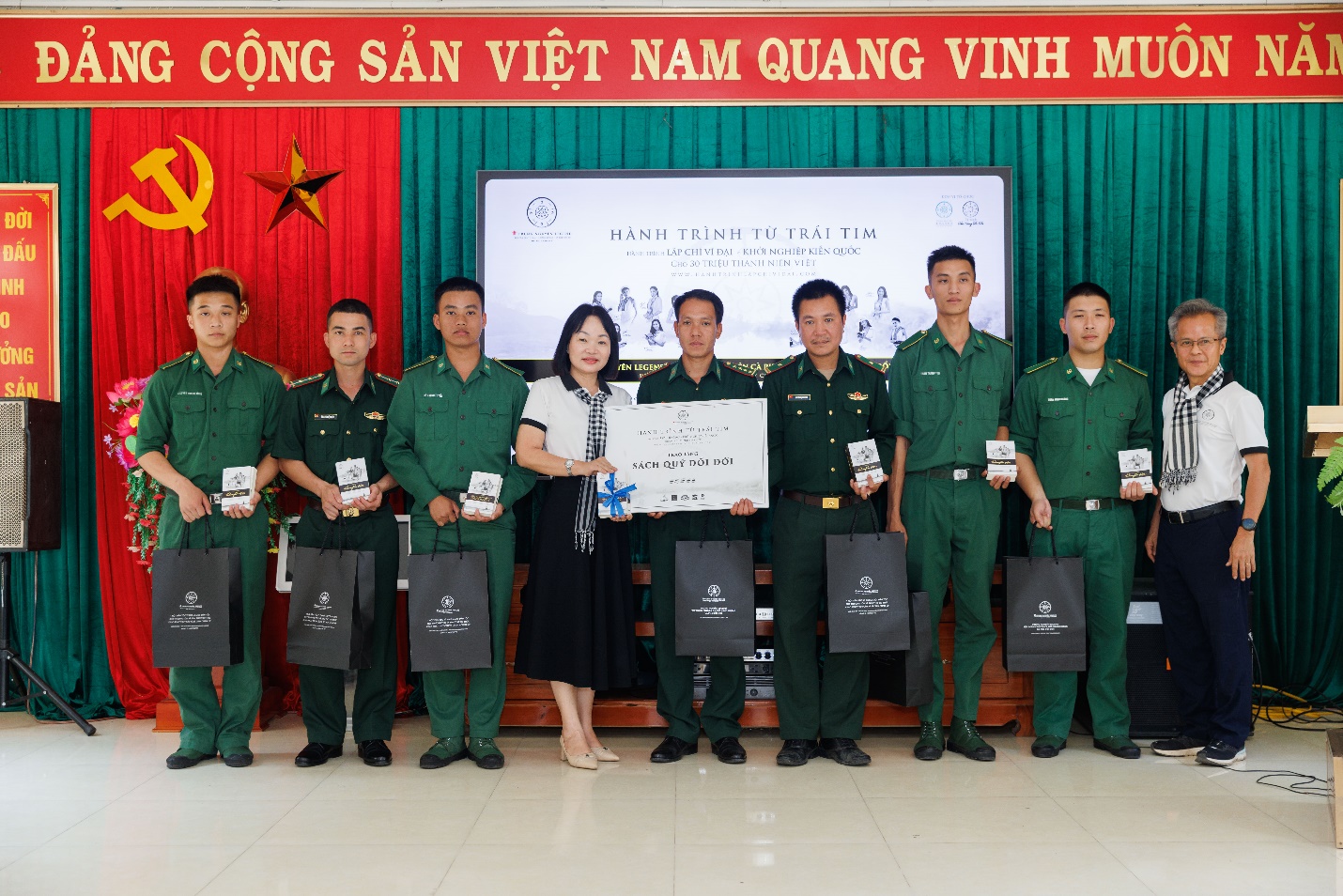 Những cuốn sách quý được trao tận tay cán bộ, chiến sĩ Đồn Biên phòng Ka Lăng, góp phần tiếp thêm động lực nơi tuyến đầu biên giới