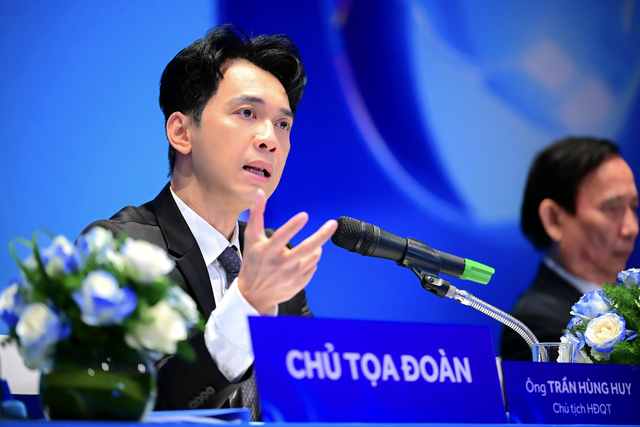 Chủ tịch HĐQT ACB Trần Hùng Huy trả lời các câu hỏi của cổ đông. Ảnh: ACB