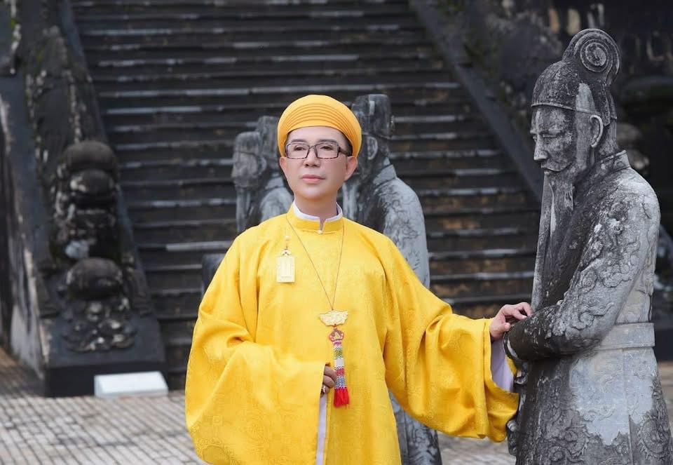 Thông tin về ca sĩ Long Nhật sinh năm 1967, quê ở Huế