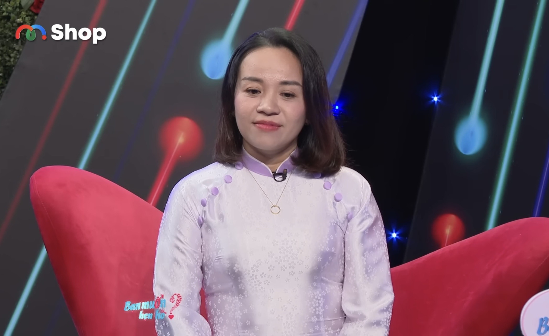 Chị Uyên lắng nghe những quan điểm của anh Phong. Chị Uyên lắng nghe những quan điểm của anh Phong. 