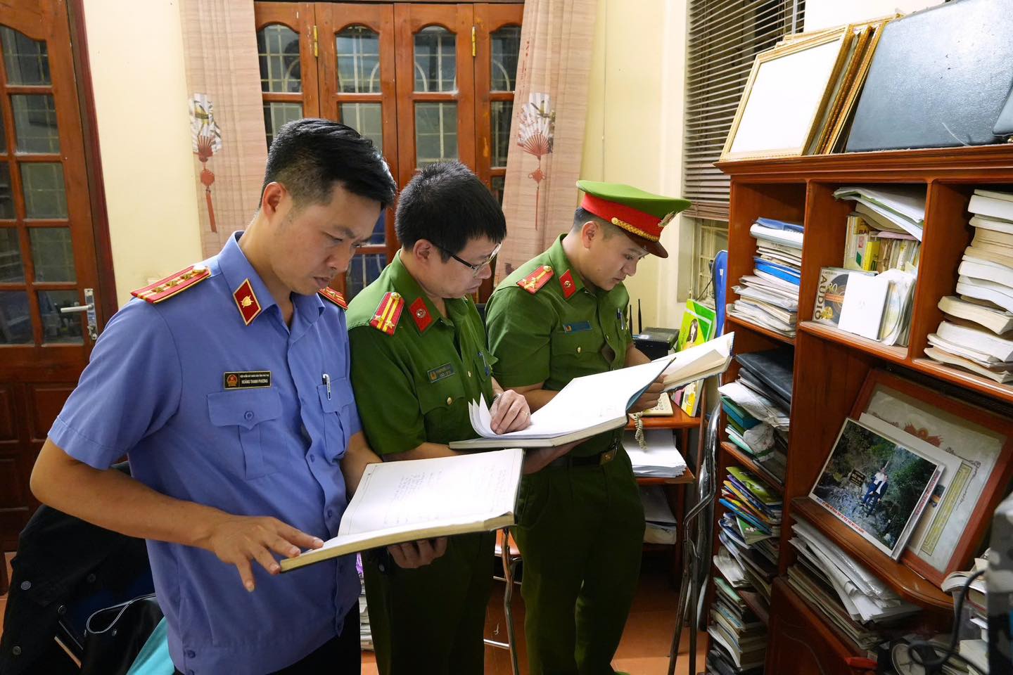 Cơ quan CSĐT Công an tỉnh Phú Thọ thi hành Lệnh khám xét nơi ở của đối tượng Hoàng Trọng Lợi, SN 1970, trú tại tổ 7, phường Phúc Yên, tỉnh Phú Thọ (Ảnh: Công an Phú Thọ).