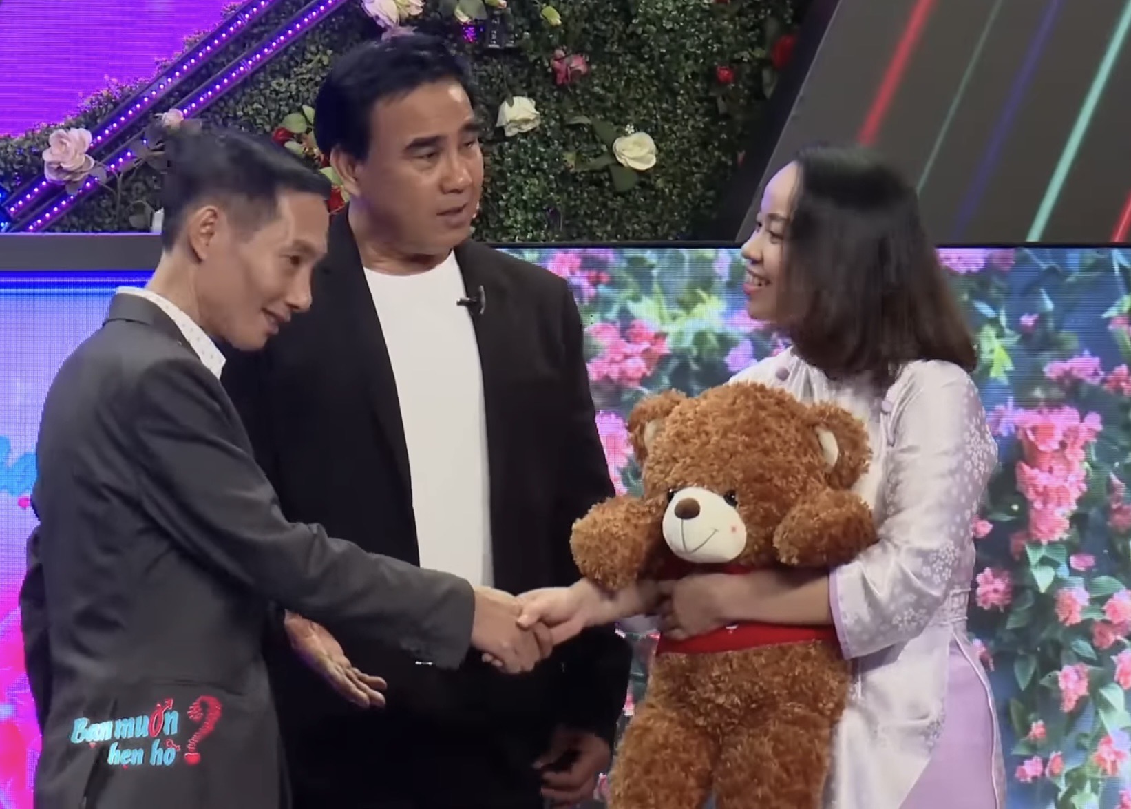 Cuối chương trình, cả hai không cần đặt tay lên nút bấm. 