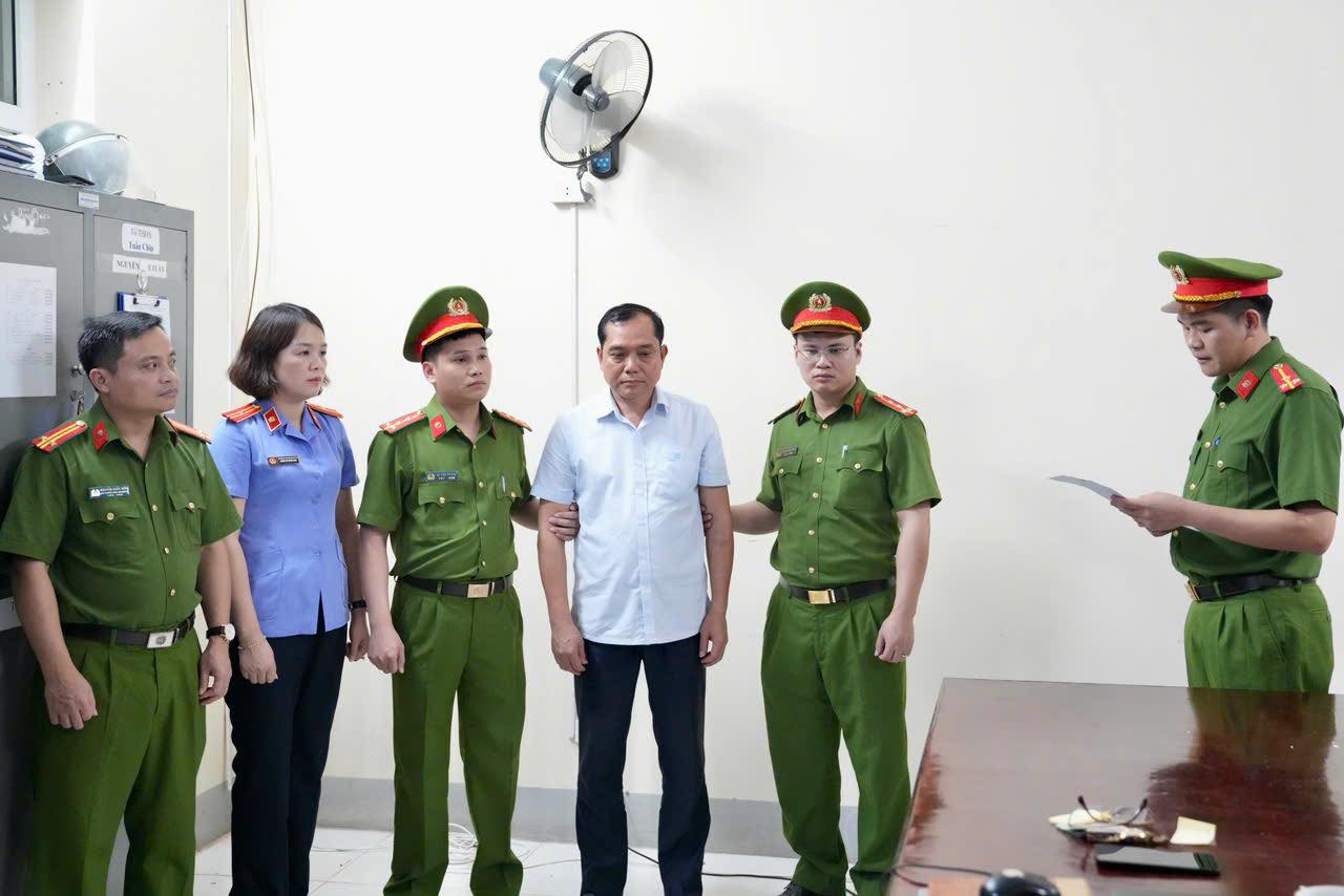 Cơ quan CSĐT Công an tỉnh Phú Thọ ra Lệnh giữ người trong trường hợp khẩn cấp và Lệnh bắt người trong trường hợp khẩn cấp đối với Hoàng Trọng Lợi (Ảnh: Công an Phú Thọ).