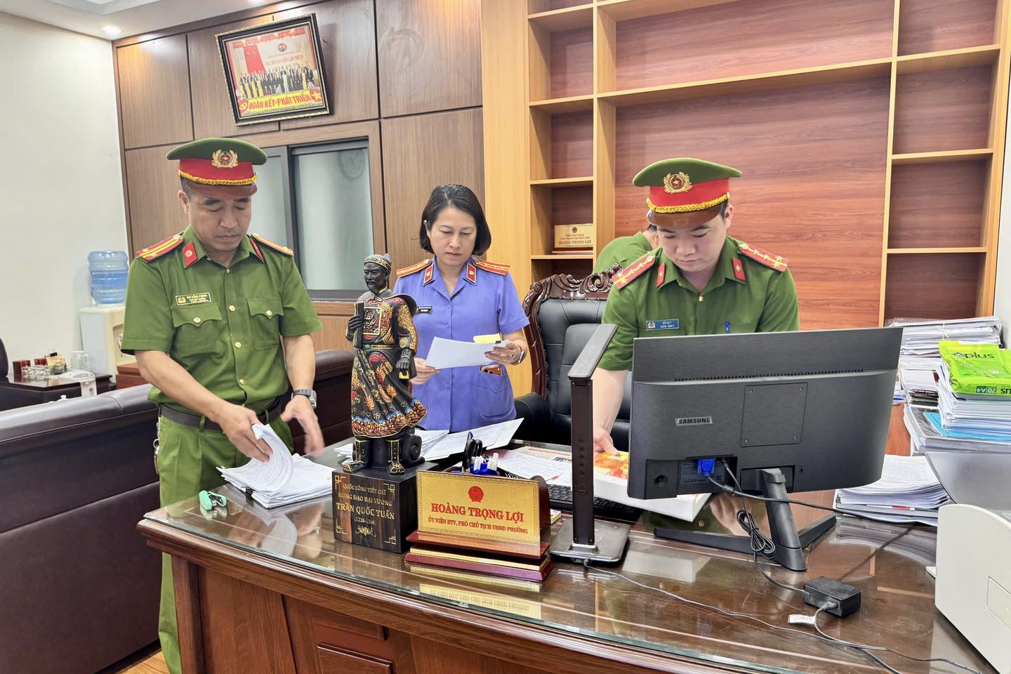 Cơ quan CSĐT Công an tỉnh Phú Thọ khám xét khẩn cấp nơi làm việc của Hoàng Trọng Lợi tại UBND phường Phúc Yên, tỉnh Phú Thọ (Ảnh: Công an Phú Thọ).