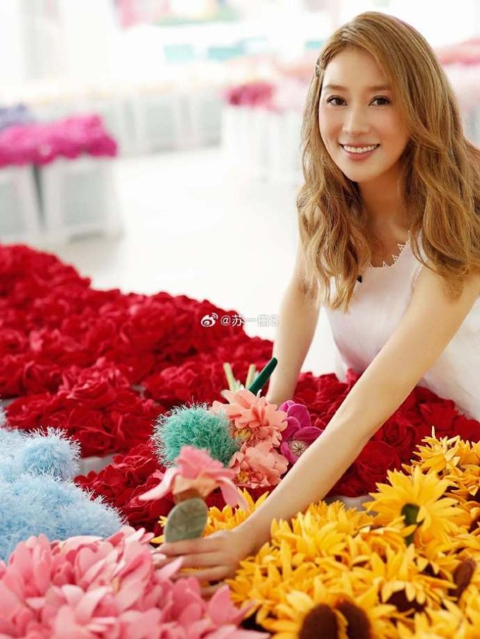 Làn da mịn màng cùng thần thái quý phái đặc trưng khiến cô trở thành tâm điểm chú ý