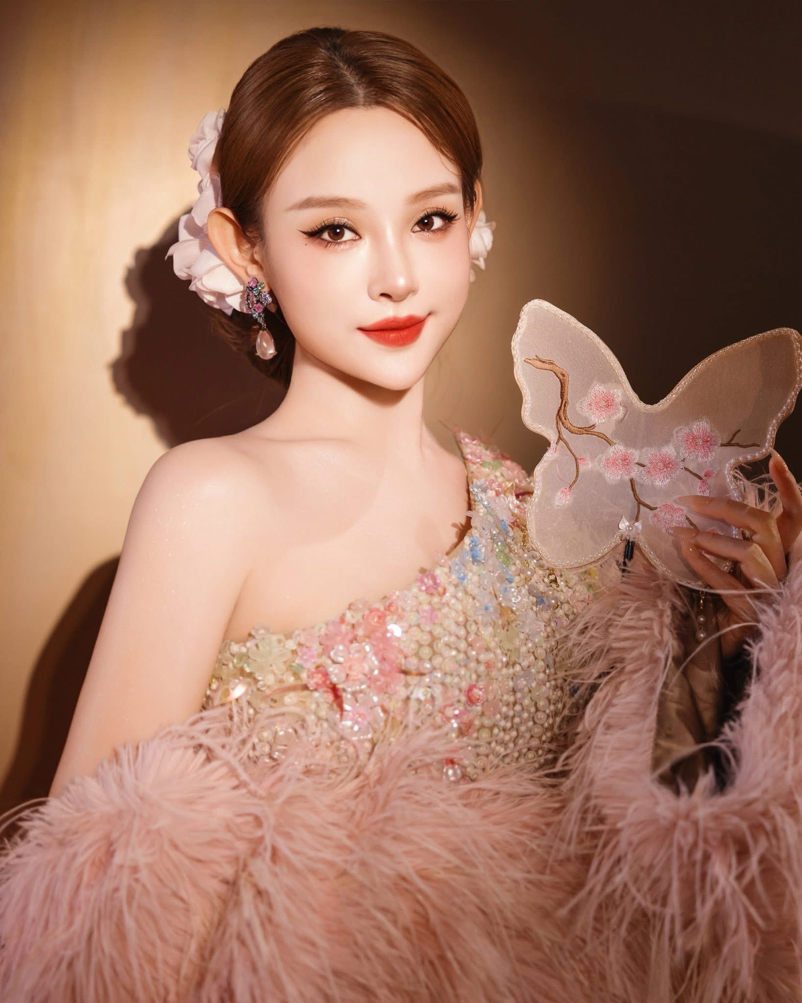 Nhan sắc trẻ mãi không già của Huyền Baby khiến nhiều người ngưỡng mộ