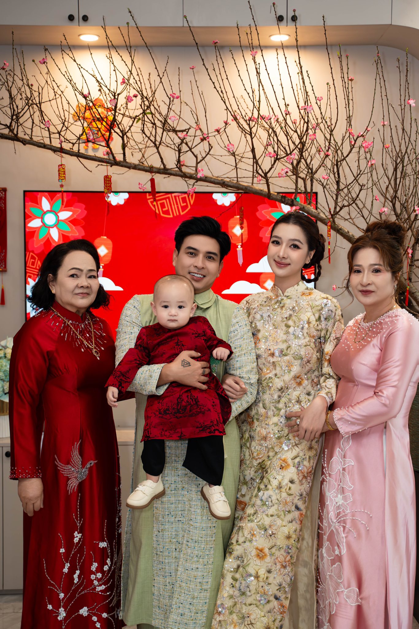 Cuộc sống hôn nhân viên mãn của Hồ Quang Hiếu và vợ cũng khiến công chúng ngưỡng mộ