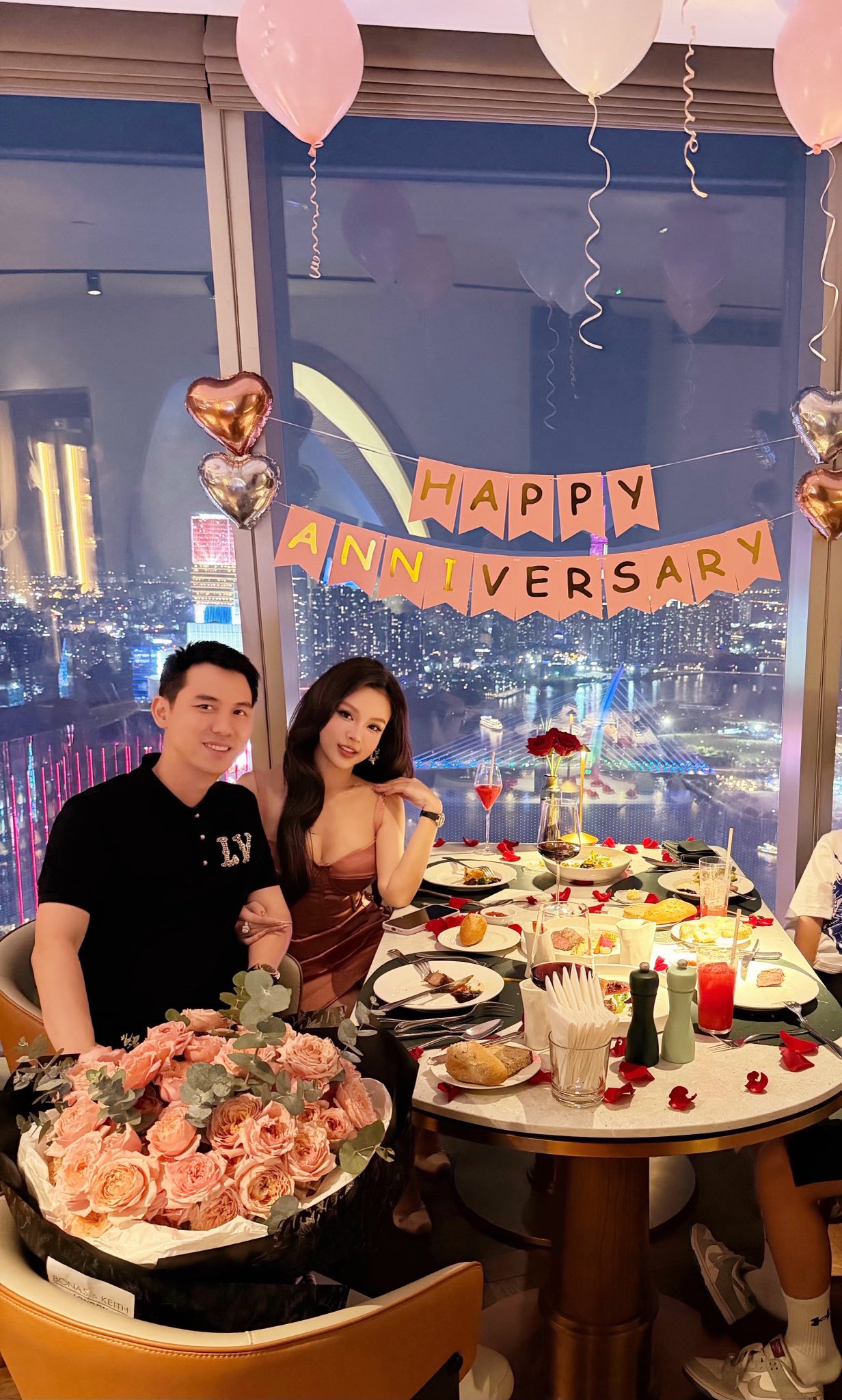 Huyền Baby kỷ niệm 13 năm ngày cưới bên chồng con