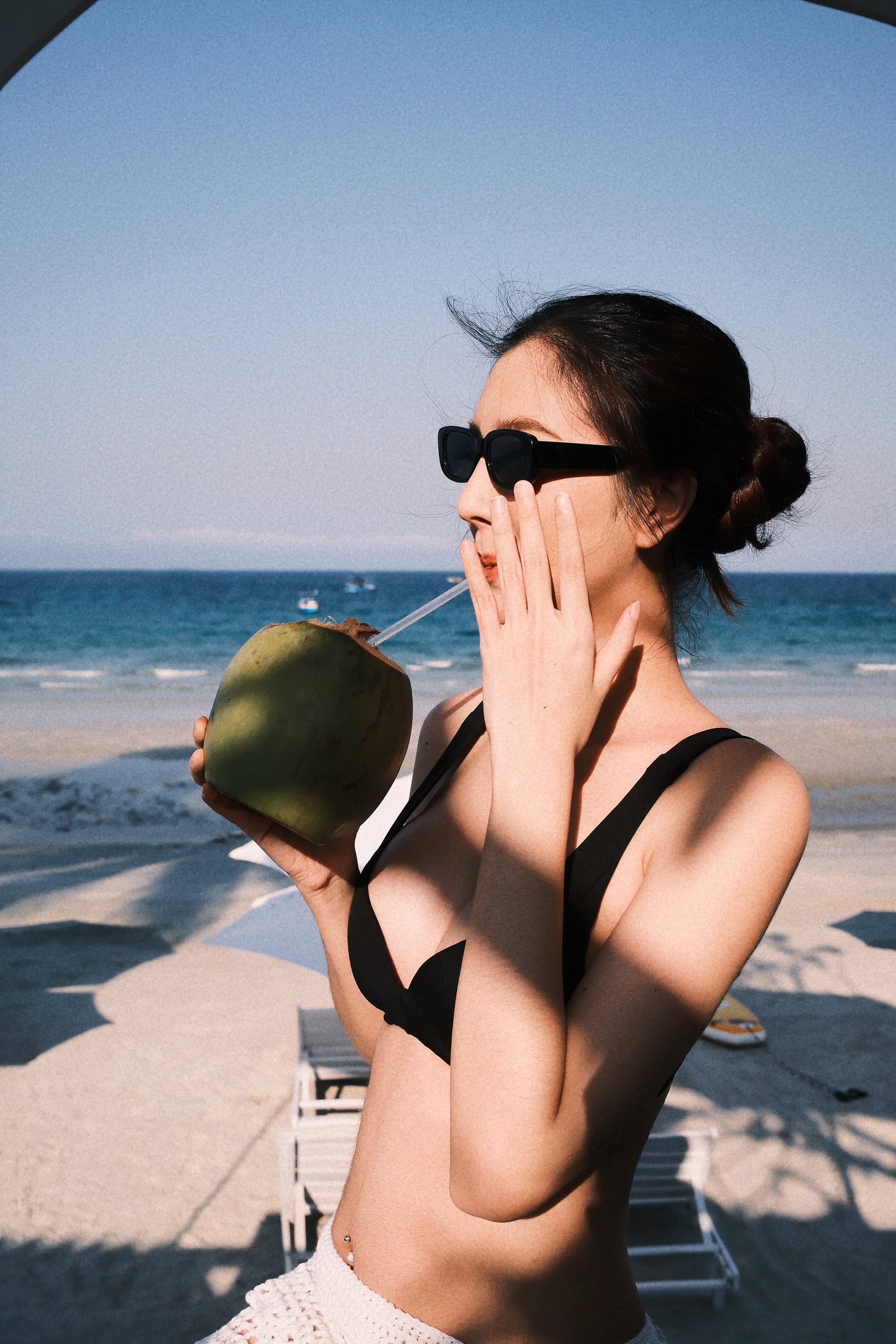 Dù đã trải qua hành trình làm mẹ, bà xã Hồ Quang Hiếu vẫn giữ được vóc dáng thon gọn