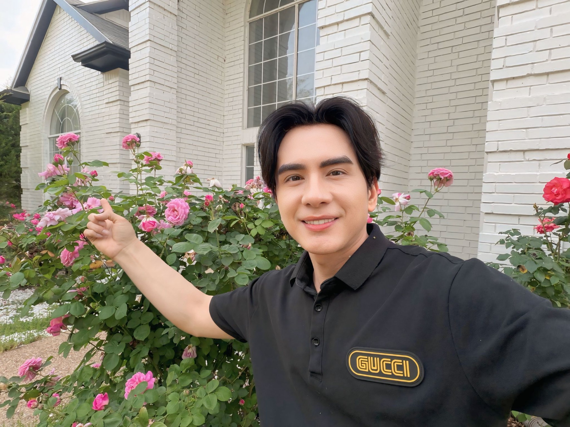 Biệt thự trắng của Đan Trường sang trọng nhưng cũng không kém phần nên thơ