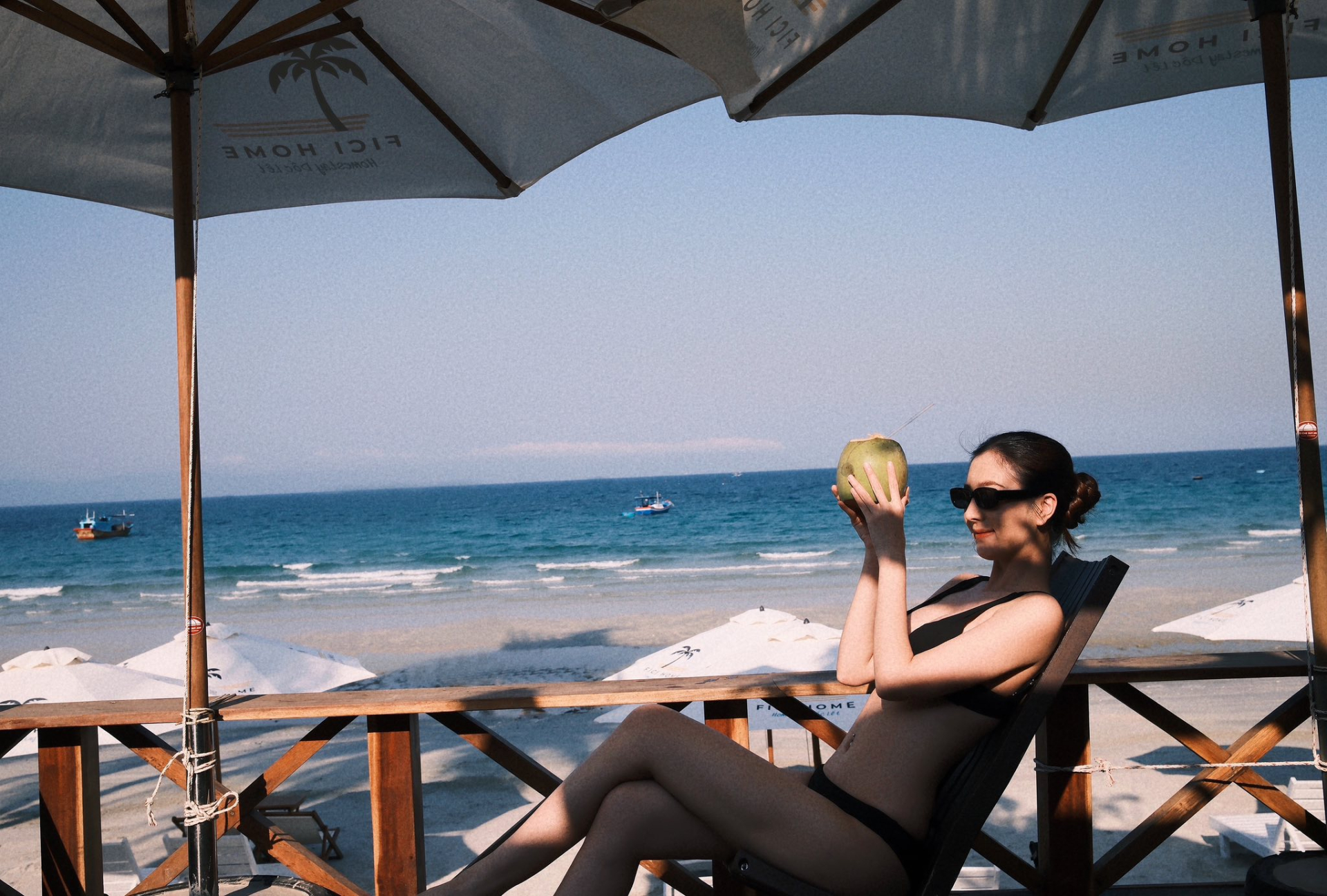 Vòng eo nhỏ, cơ bụng phẳng lì của Tuệ Như khiến nhiều người ngưỡng mộ