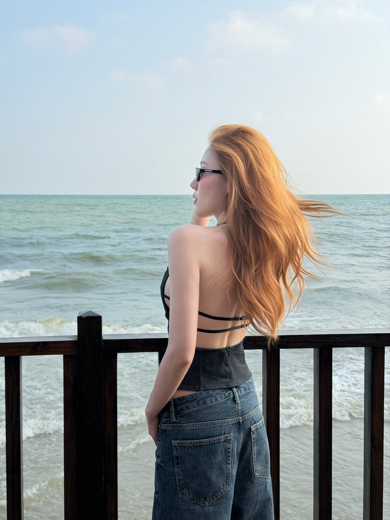 Trang phục này giúp tôn lên vóc dáng thon gọn cùng “võng lưng” đầy quyến rũ của Uyển Ân