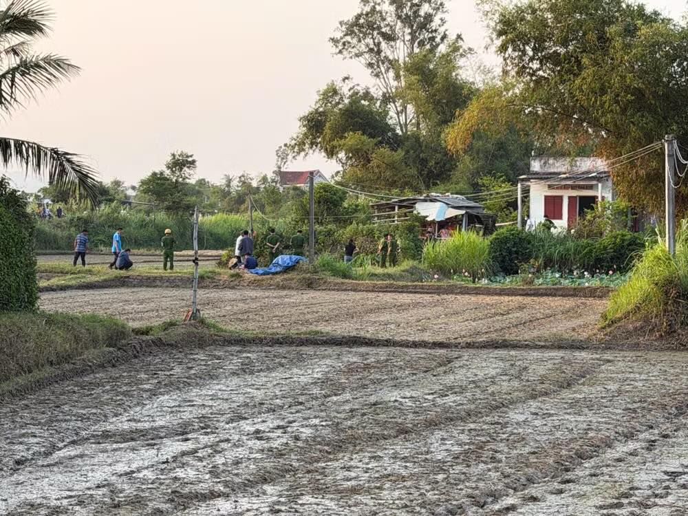 Lực lượng chức năng tổ chức phong tỏa hiện trường, điều tra nguyên nhân vụ việc.