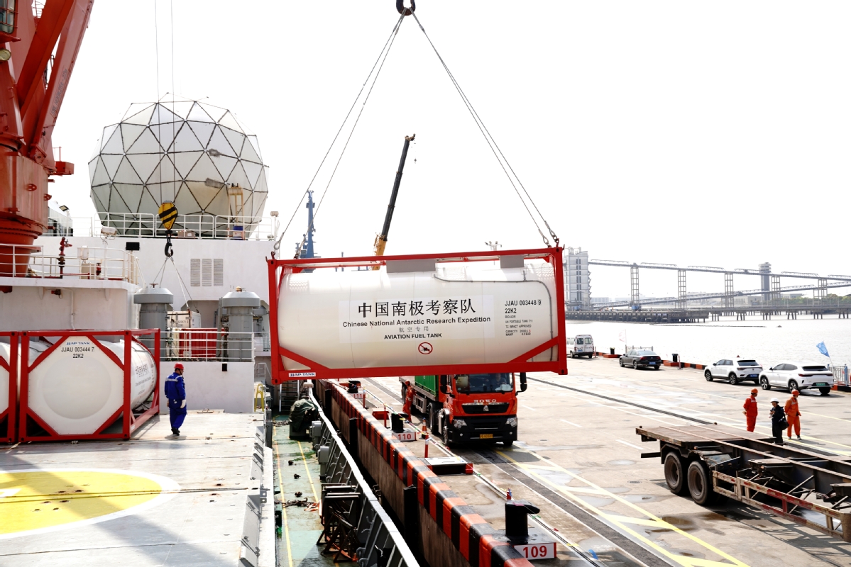   Các nhân viên dỡ container từ tàu phá băng Xuelong tại Thượng Hải. Ảnh: Xinhua  