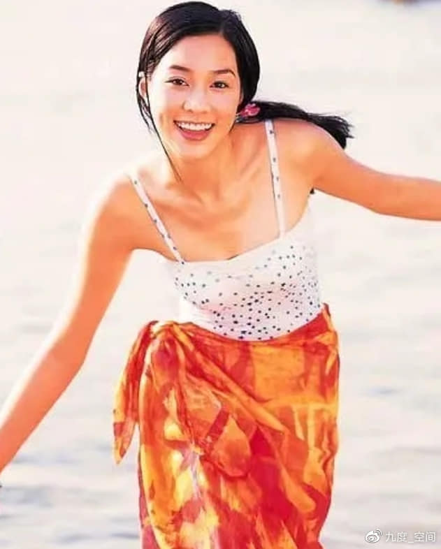 Có lời đồn cô được “đào tạo” từ sớm để trở thành nàng dâu hào môn chuẩn mực