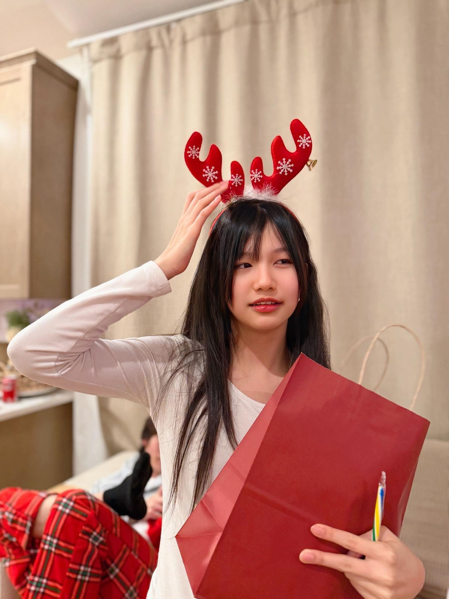 Ái nữ nhà Jennifer Phạm ngày càng được khen xinh đẹp hệt như người mẹ Hoa hậu.