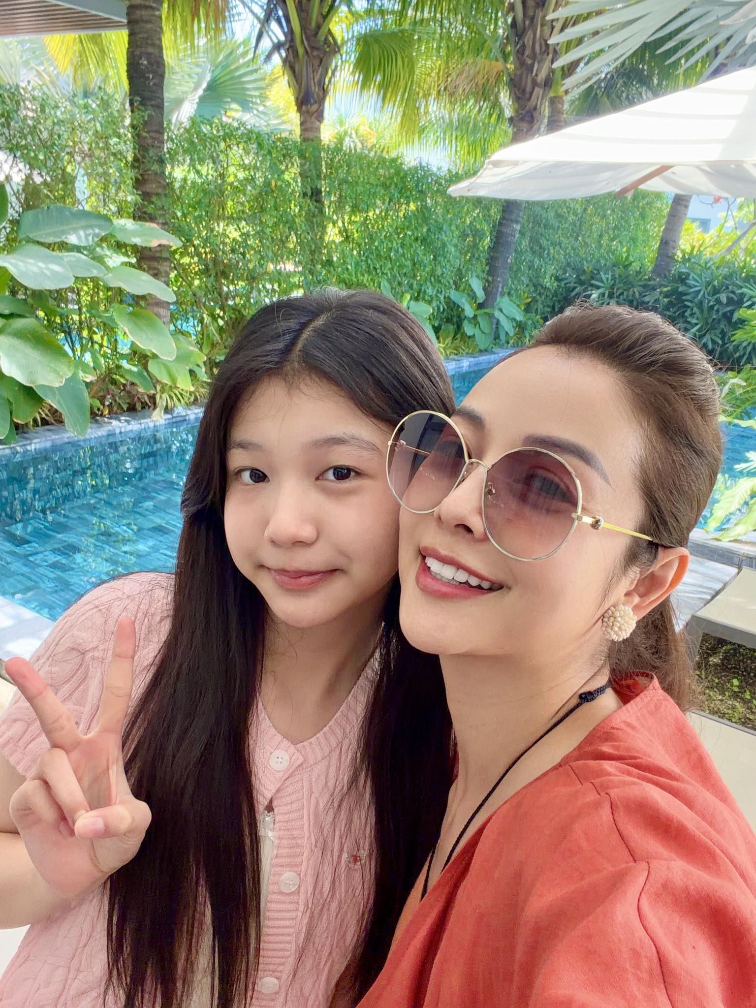 Ở tuổi 13, bé Thùy An sở hữu gương mặt thanh tú, đường nét hài hòa cùng nụ cười rạng rỡ.