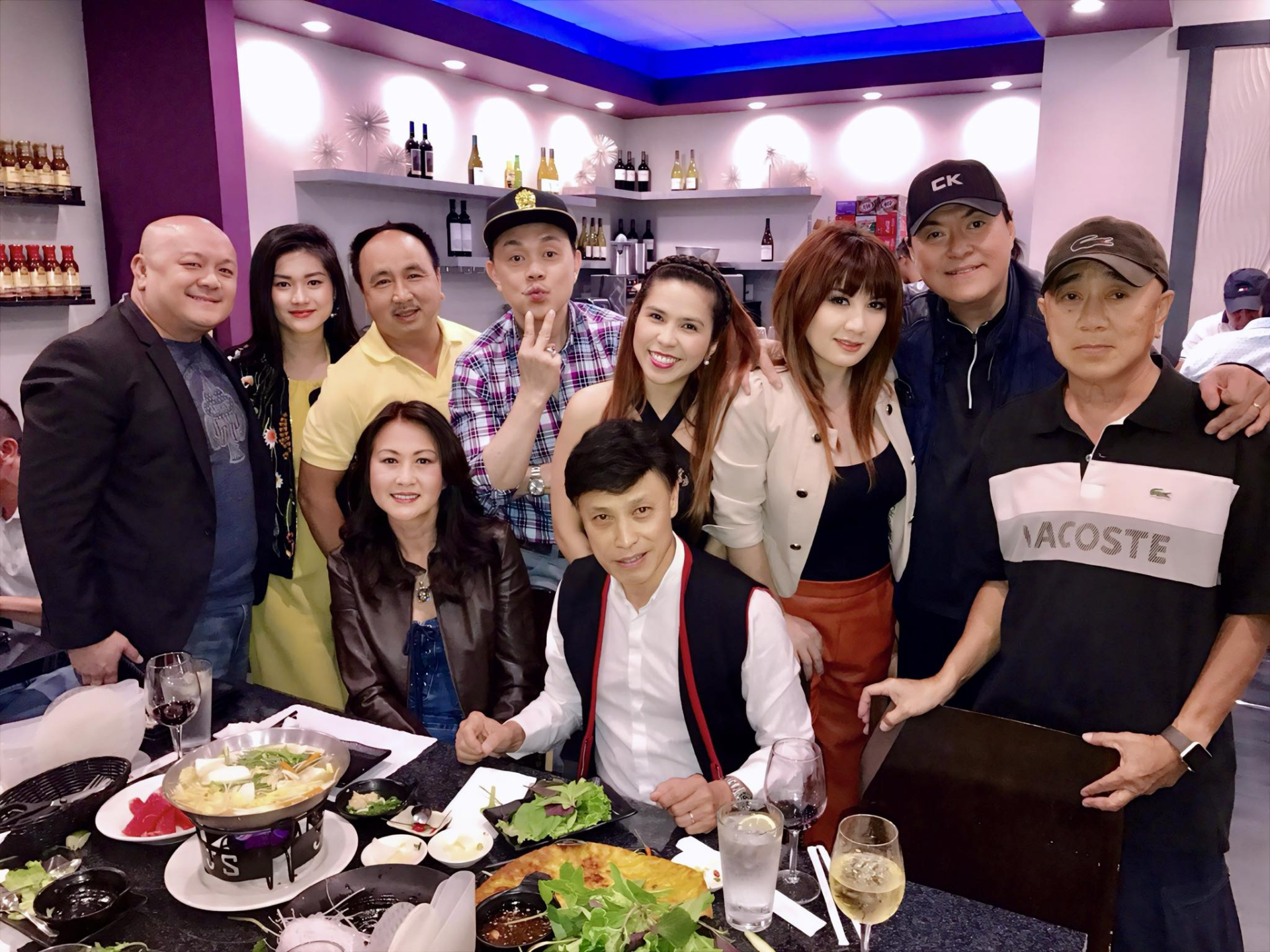 Bức ảnh các nghệ sĩ hải ngoại tụ họp trong sinh nhật nghệ sĩ Hùng Sùi nay 3 người đã không còn.