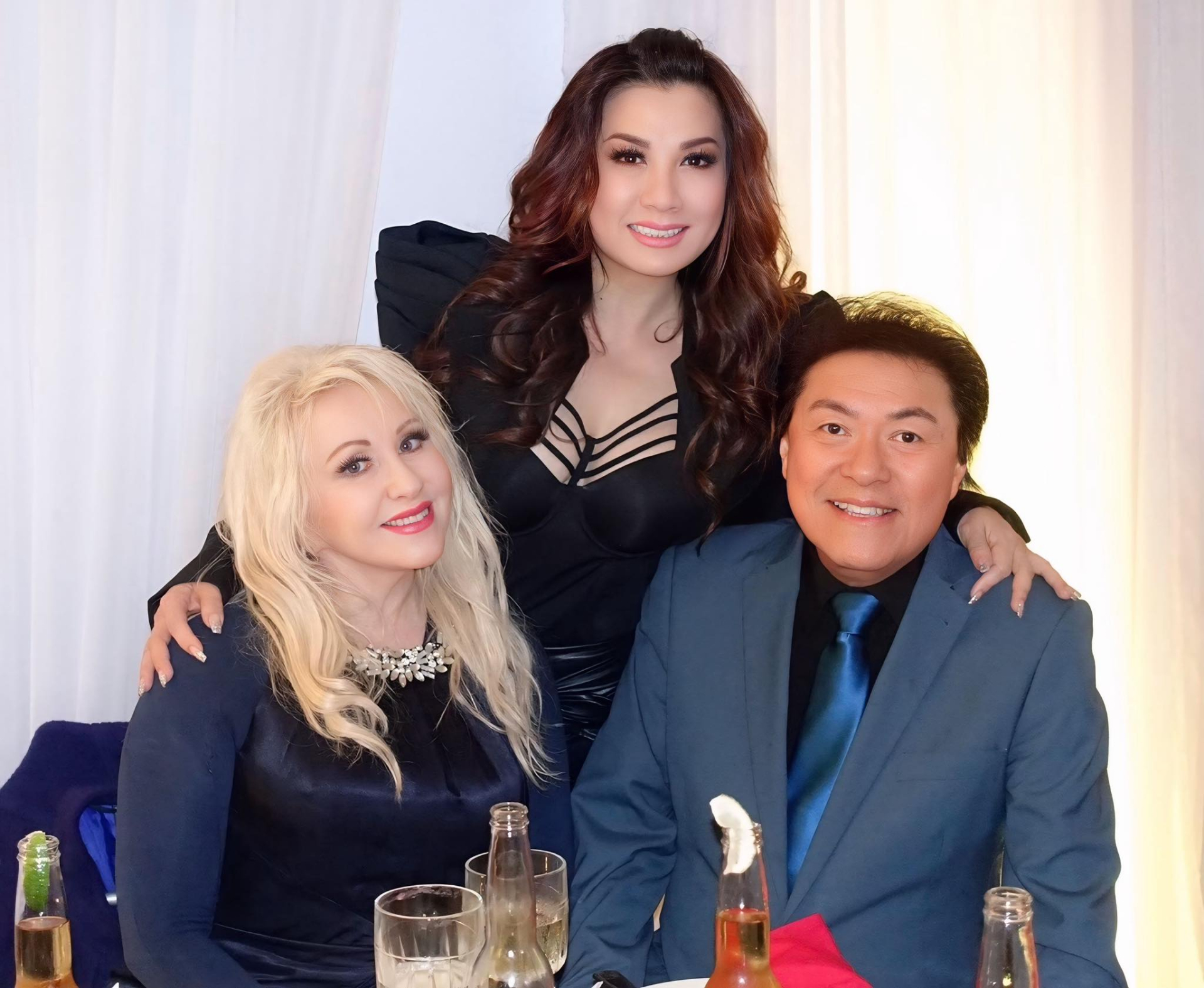 Ca sĩ Trizzie Phương Trinh bên vợ chồng ca sĩ Công Thành.