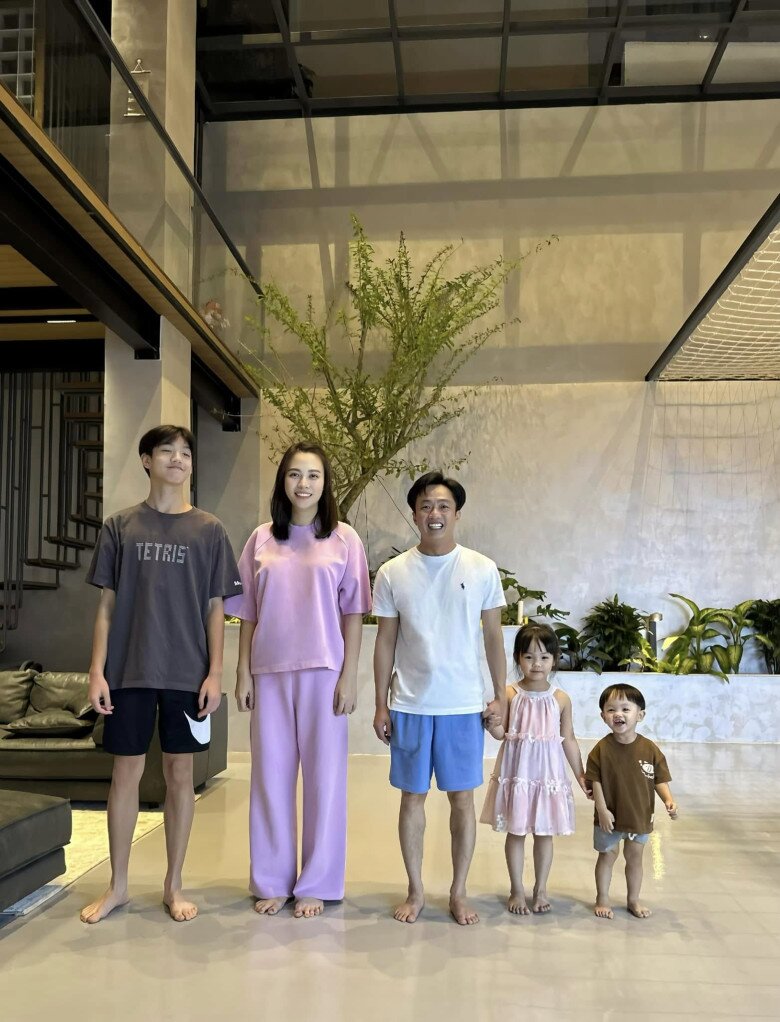 Cậu bé đáng yêu năm nào giờ trở thành người cao lớn nhất nhà.