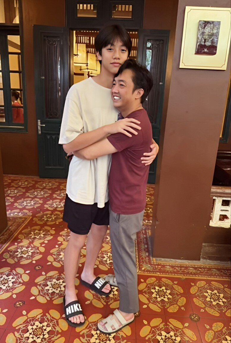 Khi đứng cạnh bố, Subeo hệt như người “khổng lồ” nhờ chiều cao vượt trội.
