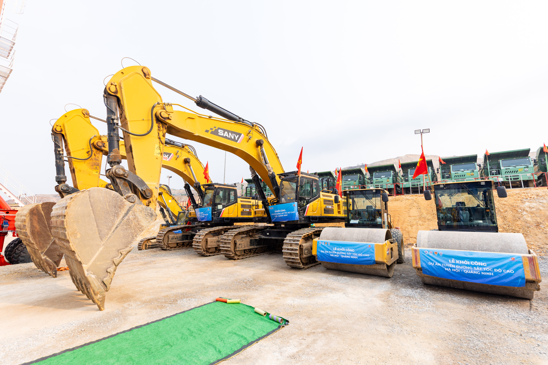 Máy móc thiết bị chuyên dụng khởi công dự án.