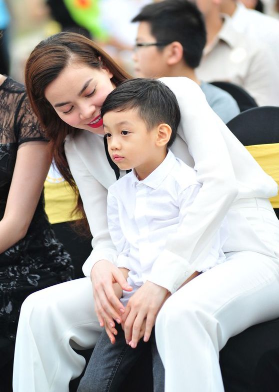 Cậu bé được bố mẹ định hướng phát triển theo phong cách kín tiếng và hạn chế xuất hiện trước truyền thông.