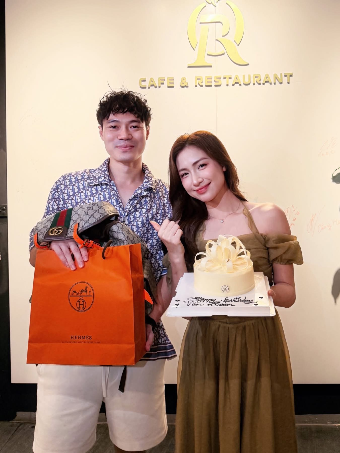 Hòa Minzy trong ngày sinh nhật bạn thân.