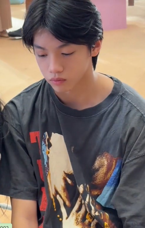 Khoảnh khắc này nhanh chóng lọt vào tâm điểm chú ý của cư dân mạng.