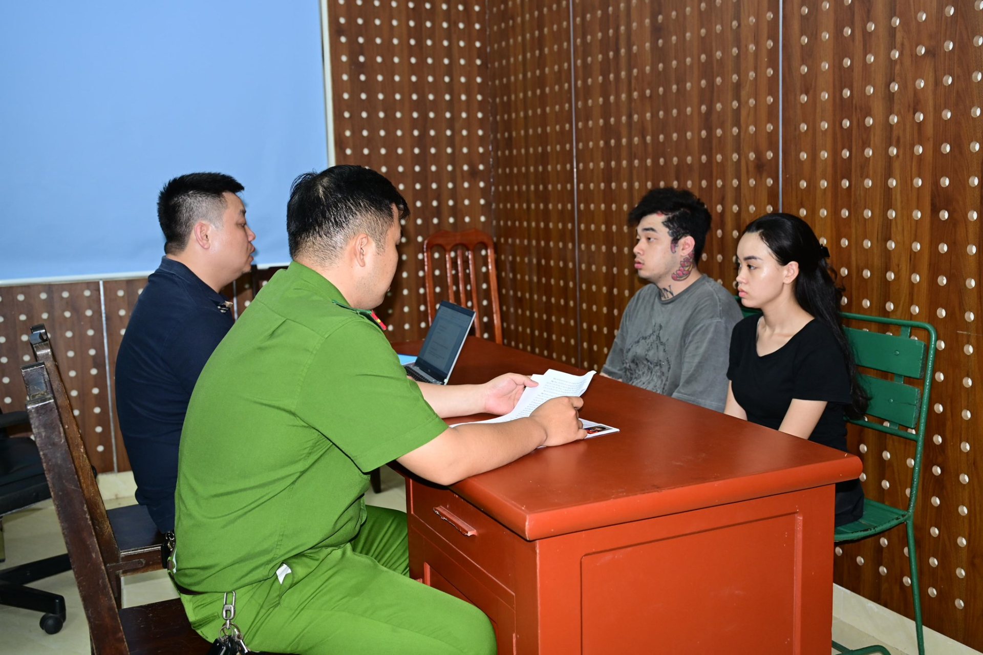 Cảnh sát lấy lời khai của các đối tượng (Ảnh: Công an TP Hải Phòng).