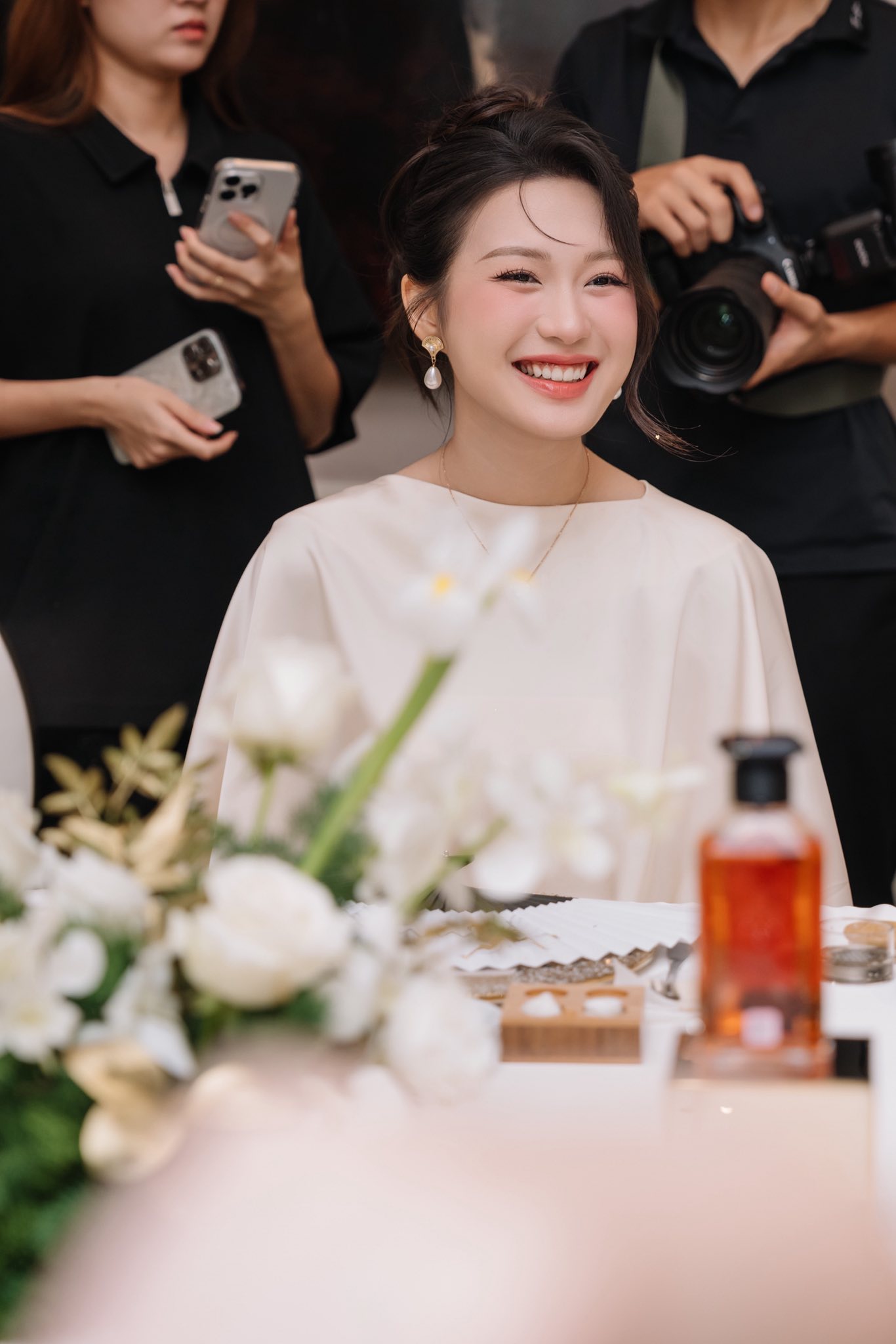 Doãn Hải My vẫn ghi điểm với làn da trắng mịn, đôi mắt trong veo và thần thái nhẹ nhàng.