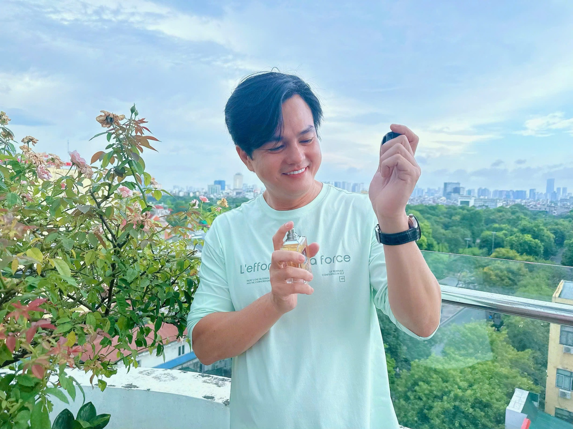 Nam diễn viên chăm chỉ phụ vợ bán nước hoa