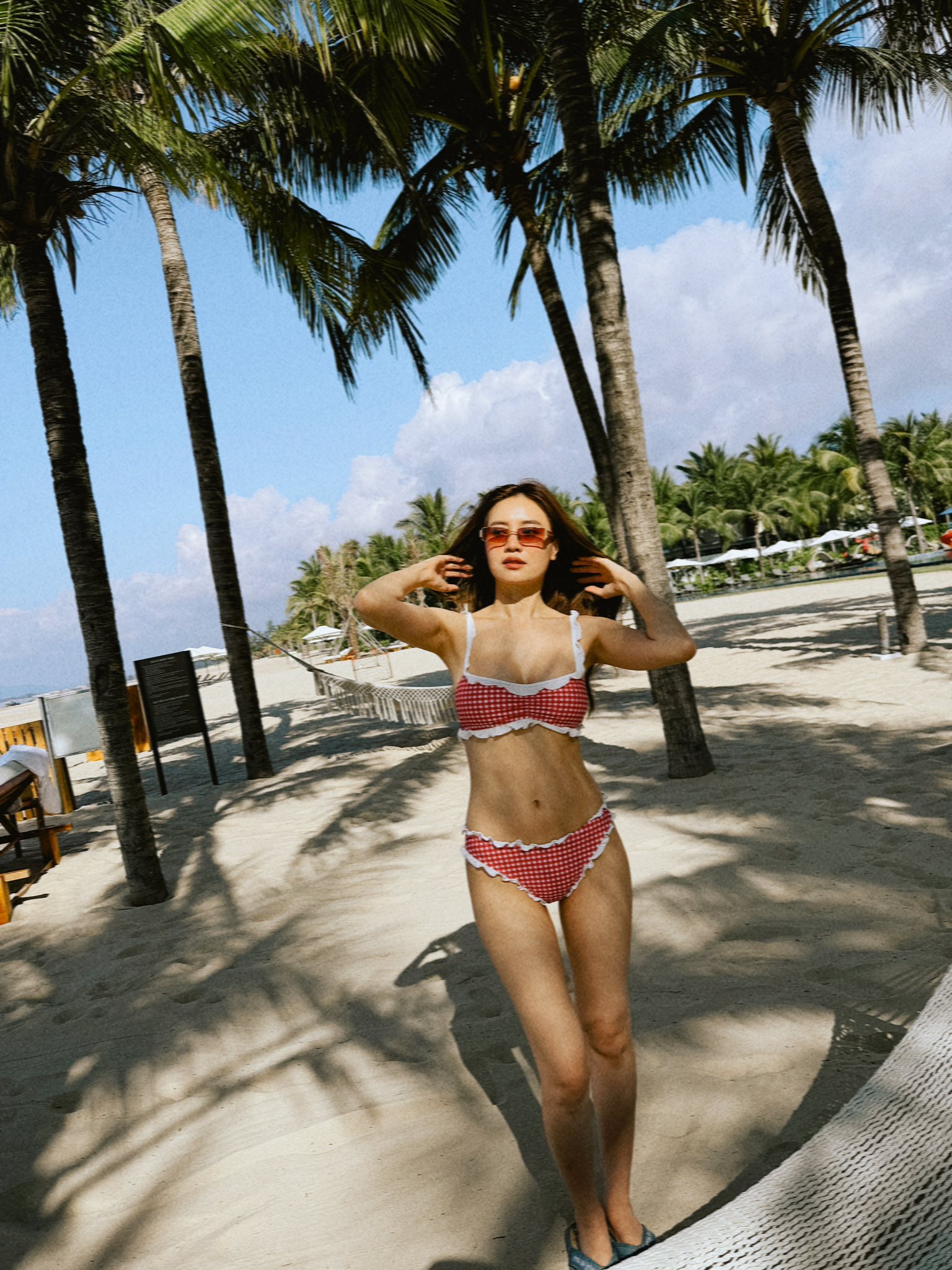 Thiết kế bikini tối giản nhưng tinh tế giúp tôn lên vóc dáng chuẩn từng centimet của nữ diễn viên.