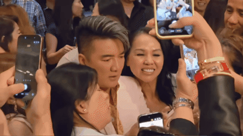 Khán giả bao vây Đàm Vĩnh Hưng quá đông khiến an ninh cũng bất lực.