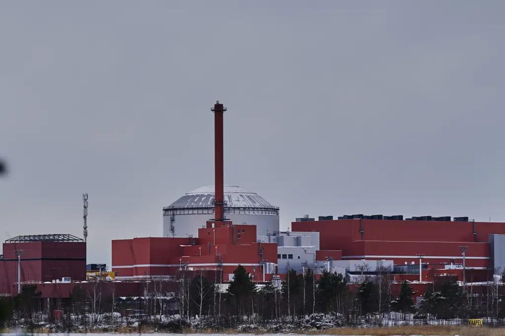 Địa điểm được chọn gần ba trong số năm lò phản ứng hạt nhân của Phần Lan, có nền đá phiến sét-gneiss, vốn nổi tiếng về độ ổn định cao và nguy cơ động đất thấp.