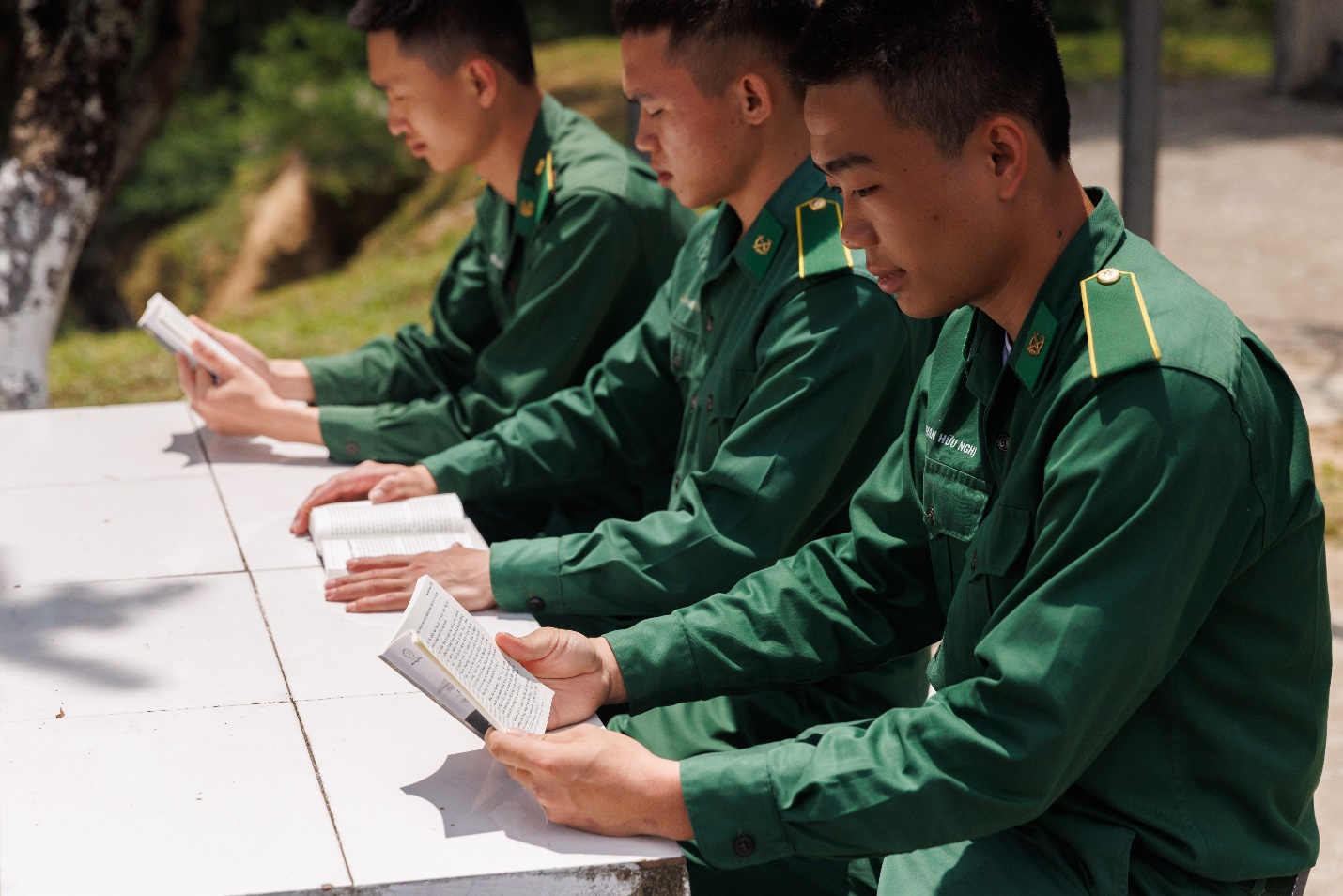   Bền bỉ thắp sáng khát vọng lớn  Qua nhiều năm triển khai, Hành trình Từ Trái Tim tiếp tục nhận được sự quan tâm, đồng hành và đánh giá tích cực từ đông đảo chuyên gia, trí thức cùng những người có sức ảnh hưởng trong xã hội. Với những người đã dồng hành từ những ngày đầu, dấu ấn của chương trình không chỉ đến từ quy mô lan tỏa, mà còn ở sự bền bỉ theo đuổi sứ mệnh khơi dậy khát vọng cho thế hệ trẻ Việt Nam.                       